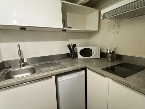 Studio à vendre à Bordeaux - Proche du centre-ville et des commodités 