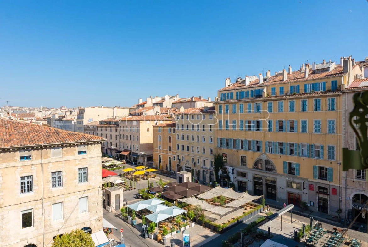 Appartement rénové avec vue sur le Vieux-Port à Marseille 