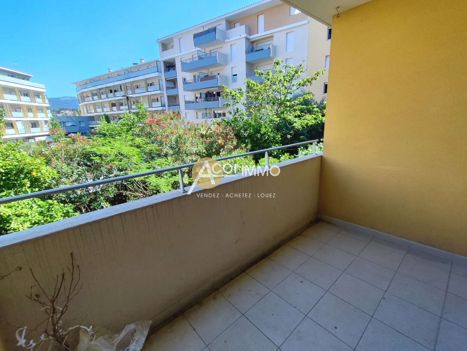Studio avec terrasse et parking privatif en sous-sol à La Seyne-sur-Mer 