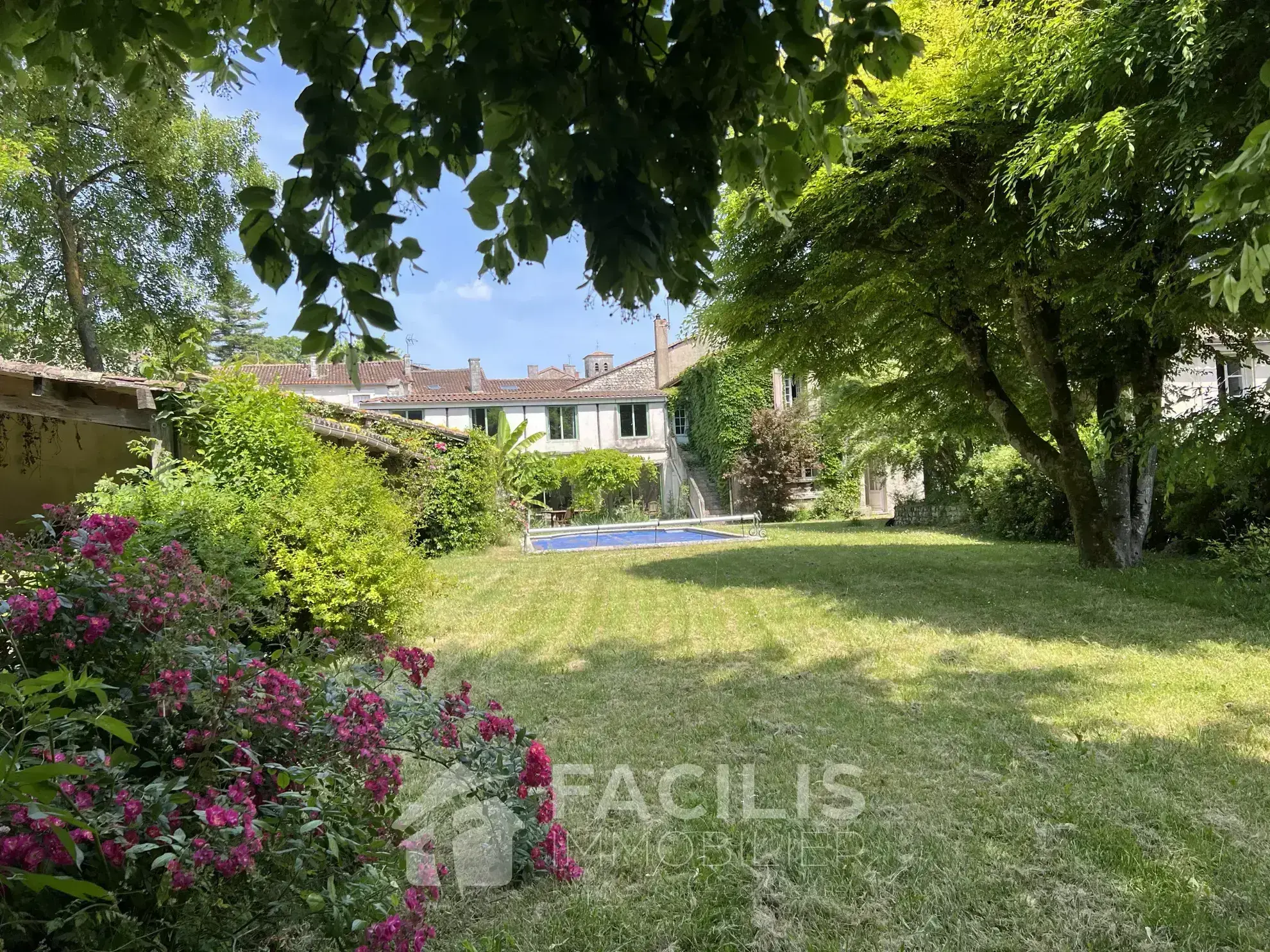 Vaste maison de ville à Blanzac Porcheresse avec jardin et piscine 