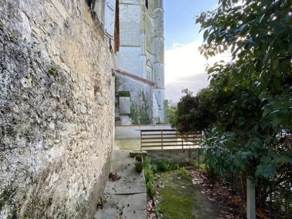 Maison de village en pierre à rénover à Hautefage la Tour 