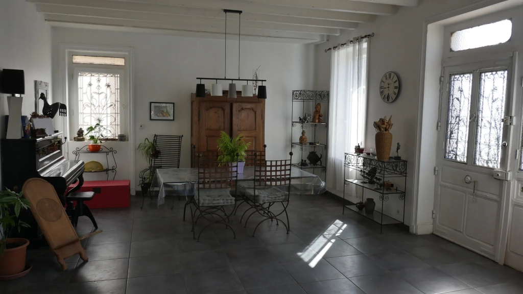 Maison de 188 m2 avec jardin, cave et garage à Montbrison