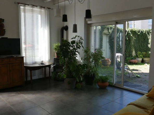 Maison de 188 m2 avec jardin, cave et garage à Montbrison 