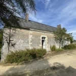 Proche Noyant - Maison de village à rénover avec garage et terrain