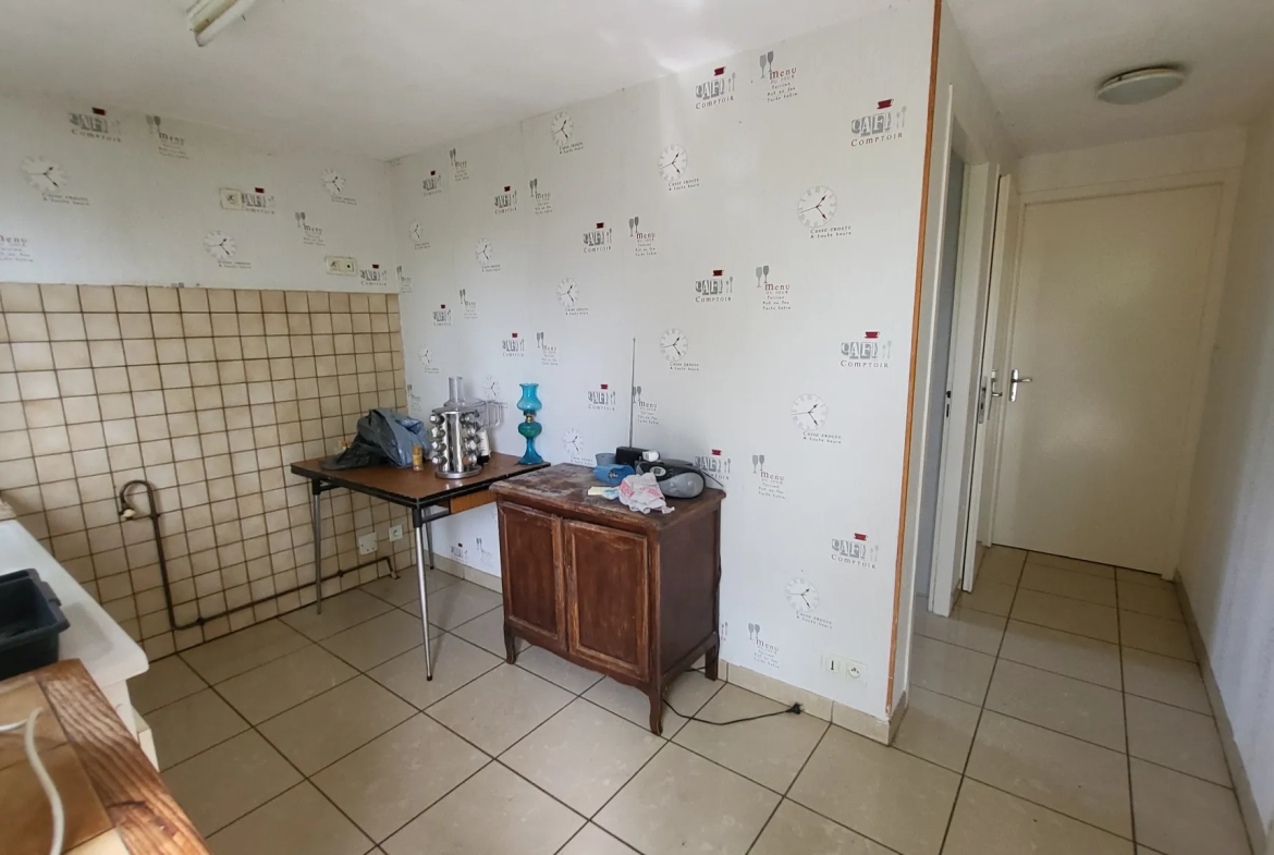 Maison de ville avec joli jardin de 394 m2 arboré et fleuri en bord de rivière à La Couronne, Angoulème 