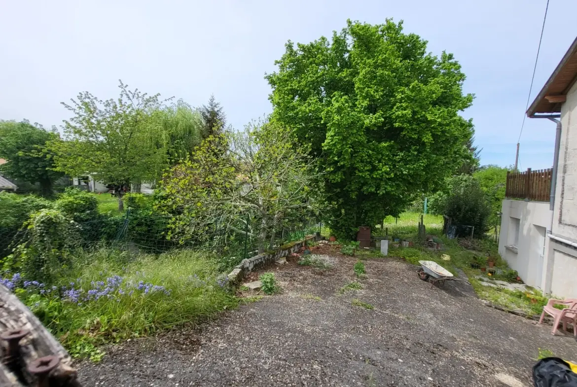 Maison de ville avec joli jardin de 394 m2 arboré et fleuri en bord de rivière à La Couronne, Angoulème 