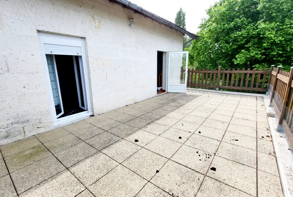 Maison de ville avec joli jardin de 394 m2 arboré et fleuri en bord de rivière à La Couronne, Angoulème 