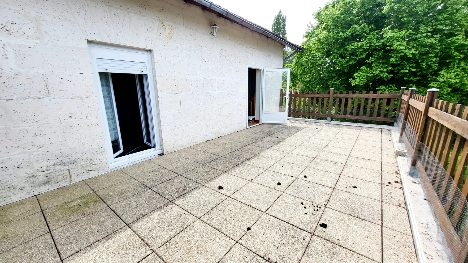 Maison de ville avec joli jardin de 394 m2 arboré et fleuri en bord de rivière à La Couronne, Angoulème 