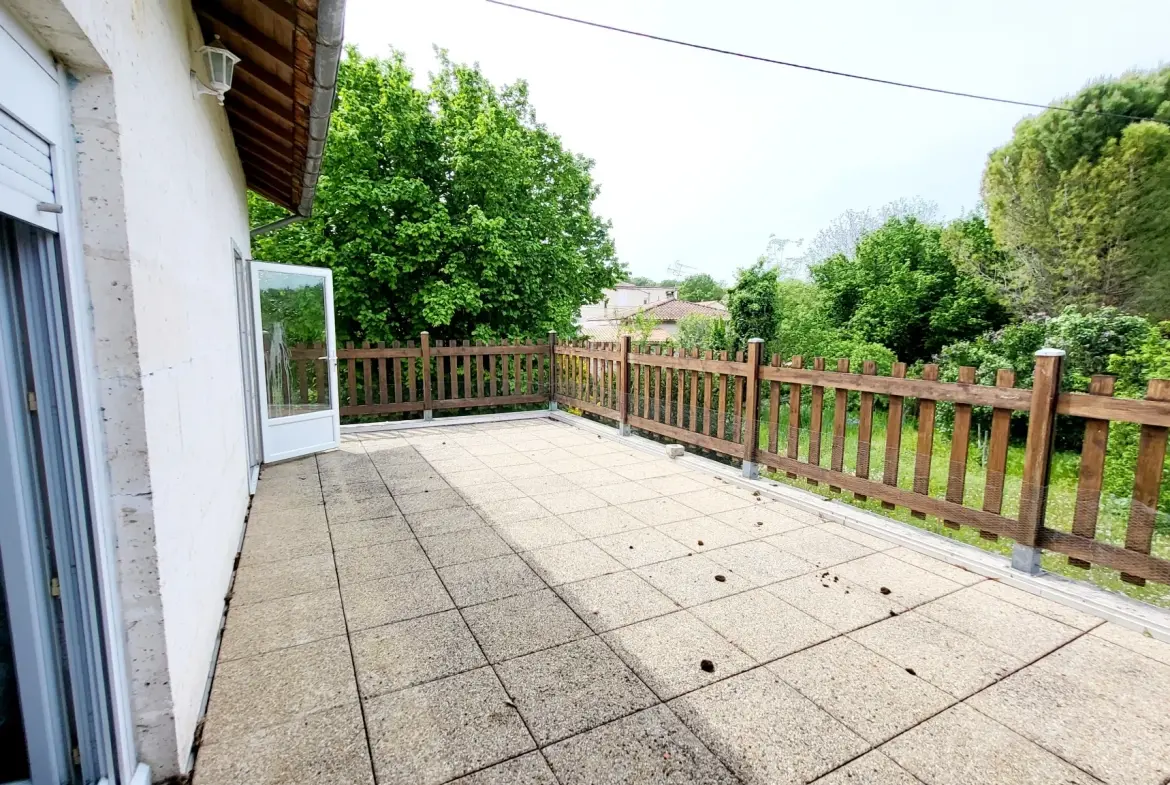 Maison de ville avec joli jardin de 394 m2 arboré et fleuri en bord de rivière à La Couronne, Angoulème 