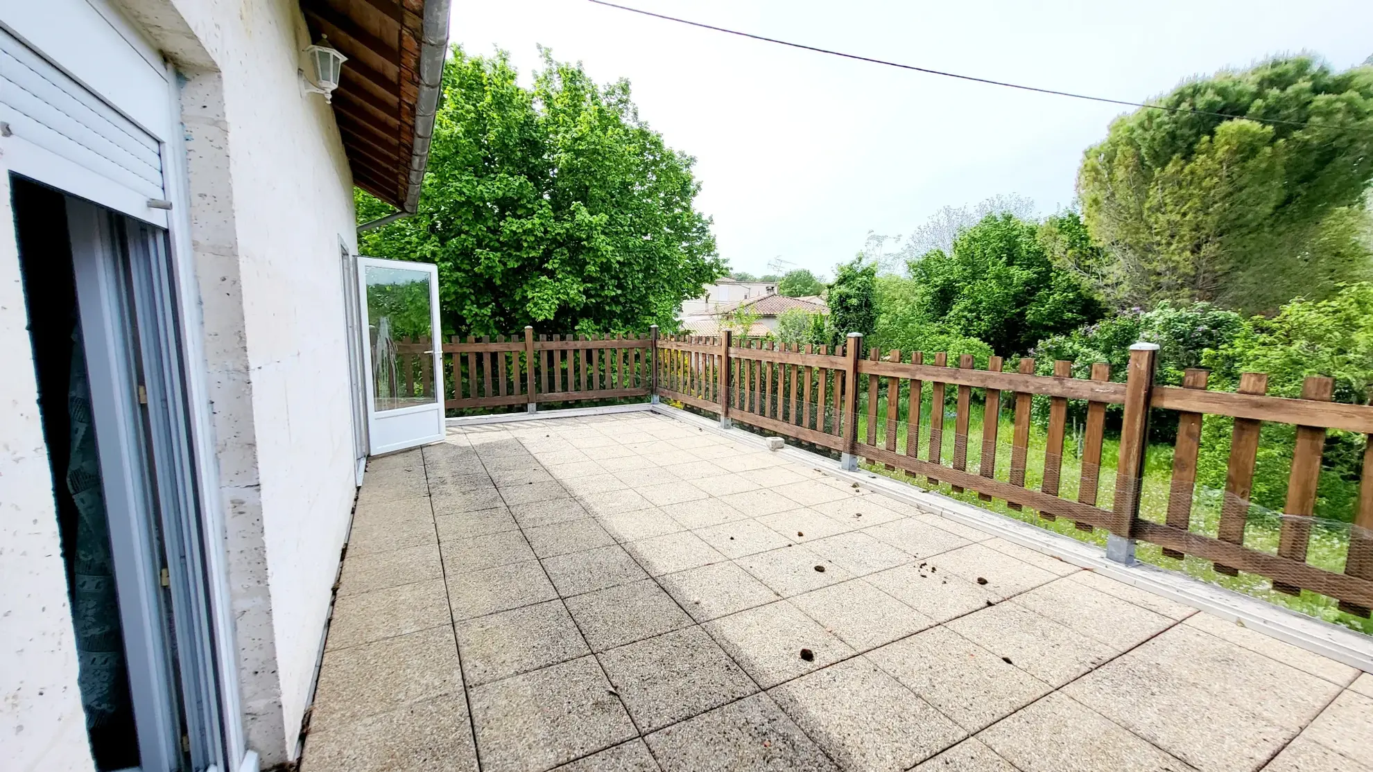 Maison de ville avec joli jardin de 394 m2 arboré et fleuri en bord de rivière à La Couronne, Angoulème 