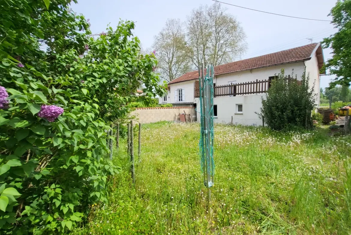 Maison de ville avec joli jardin de 394 m2 arboré et fleuri en bord de rivière à La Couronne, Angoulème 
