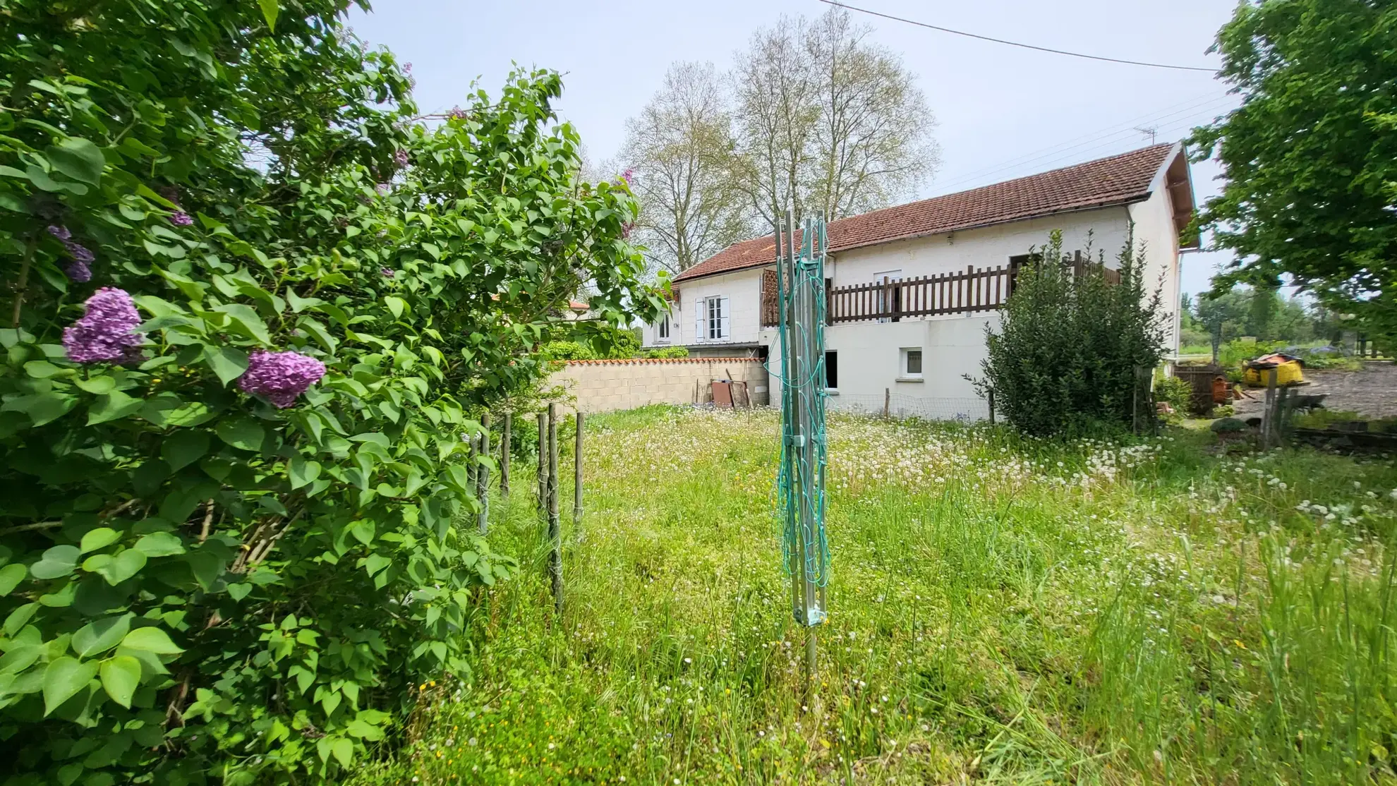 Maison de ville avec joli jardin de 394 m2 arboré et fleuri en bord de rivière à La Couronne, Angoulème 