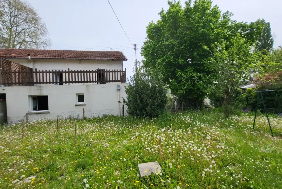 Maison de ville avec joli jardin de 394 m2 arboré et fleuri en bord de rivière à La Couronne, Angoulème 