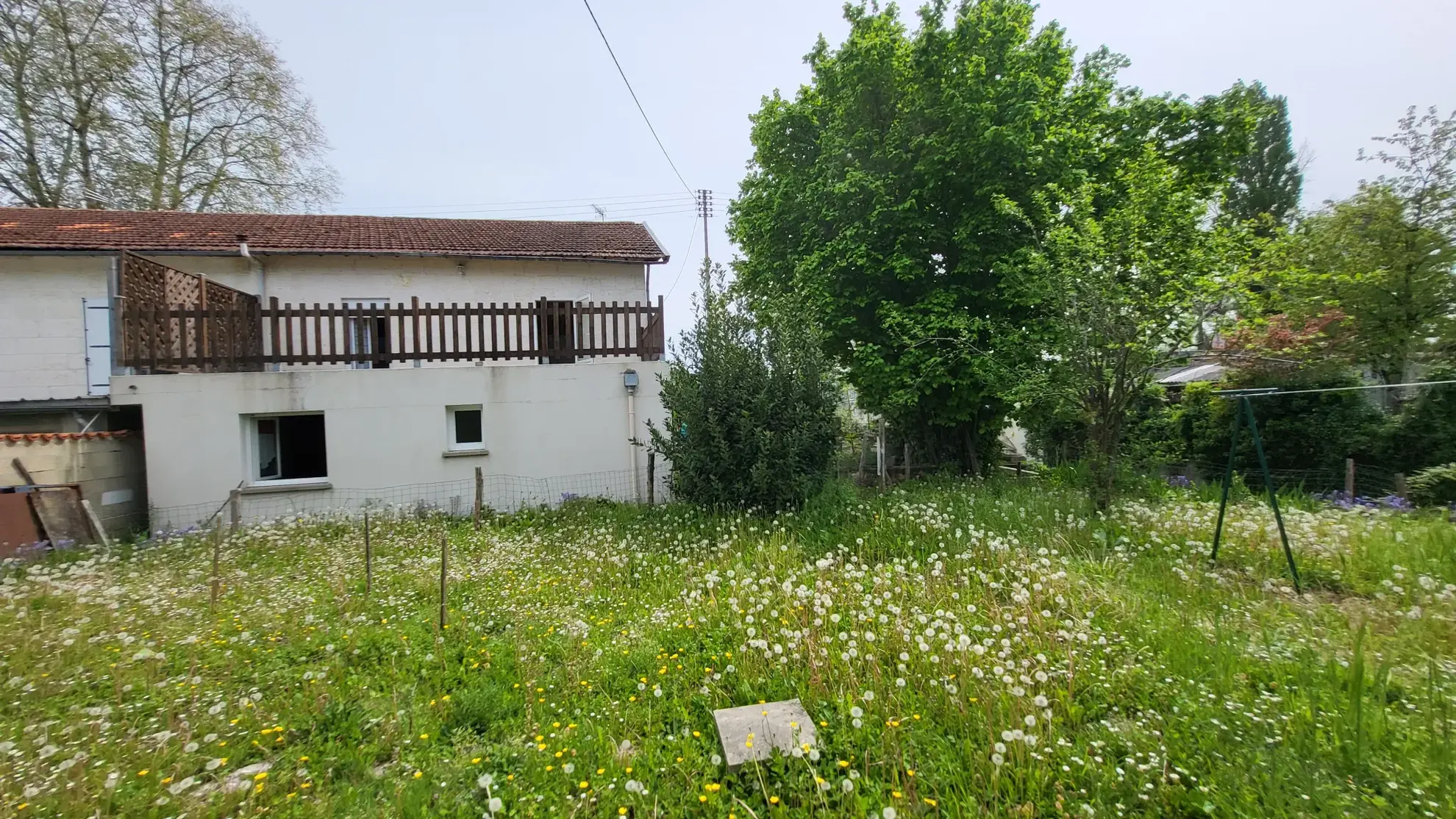 Maison de ville avec joli jardin de 394 m2 arboré et fleuri en bord de rivière à La Couronne, Angoulème 