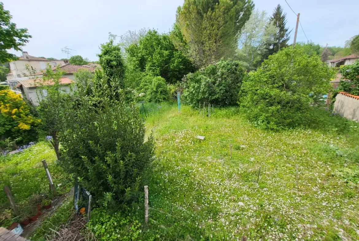 Maison de ville avec joli jardin de 394 m2 arboré et fleuri en bord de rivière à La Couronne, Angoulème 