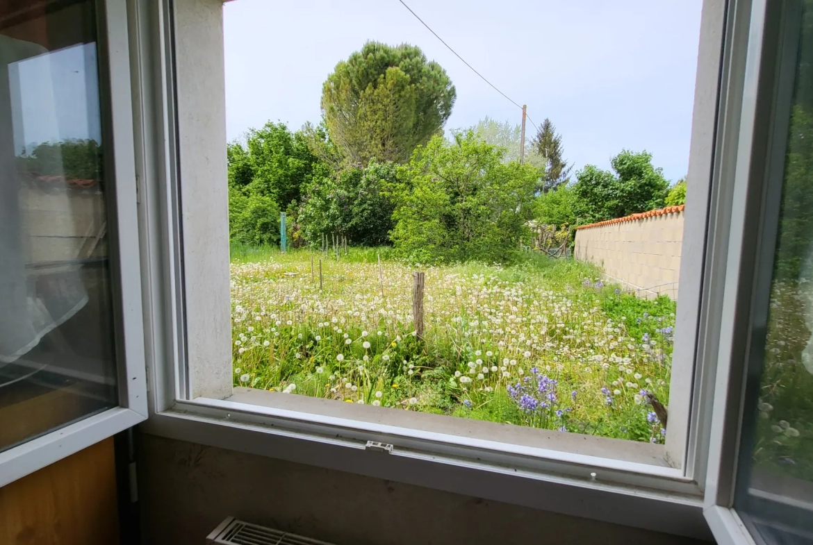 Maison de ville avec joli jardin de 394 m2 arboré et fleuri en bord de rivière à La Couronne, Angoulème 