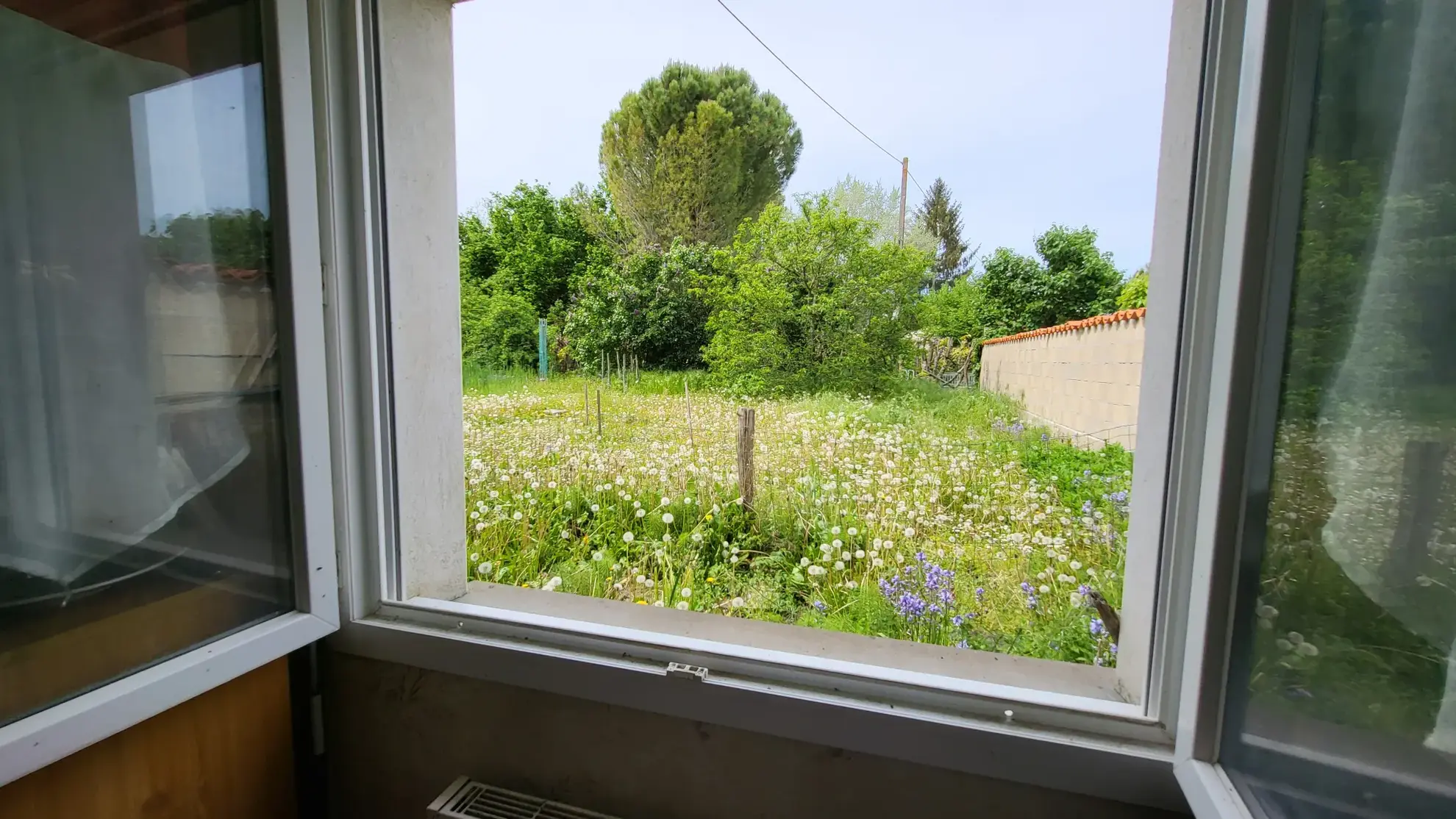 Maison de ville avec joli jardin de 394 m2 arboré et fleuri en bord de rivière à La Couronne, Angoulème 