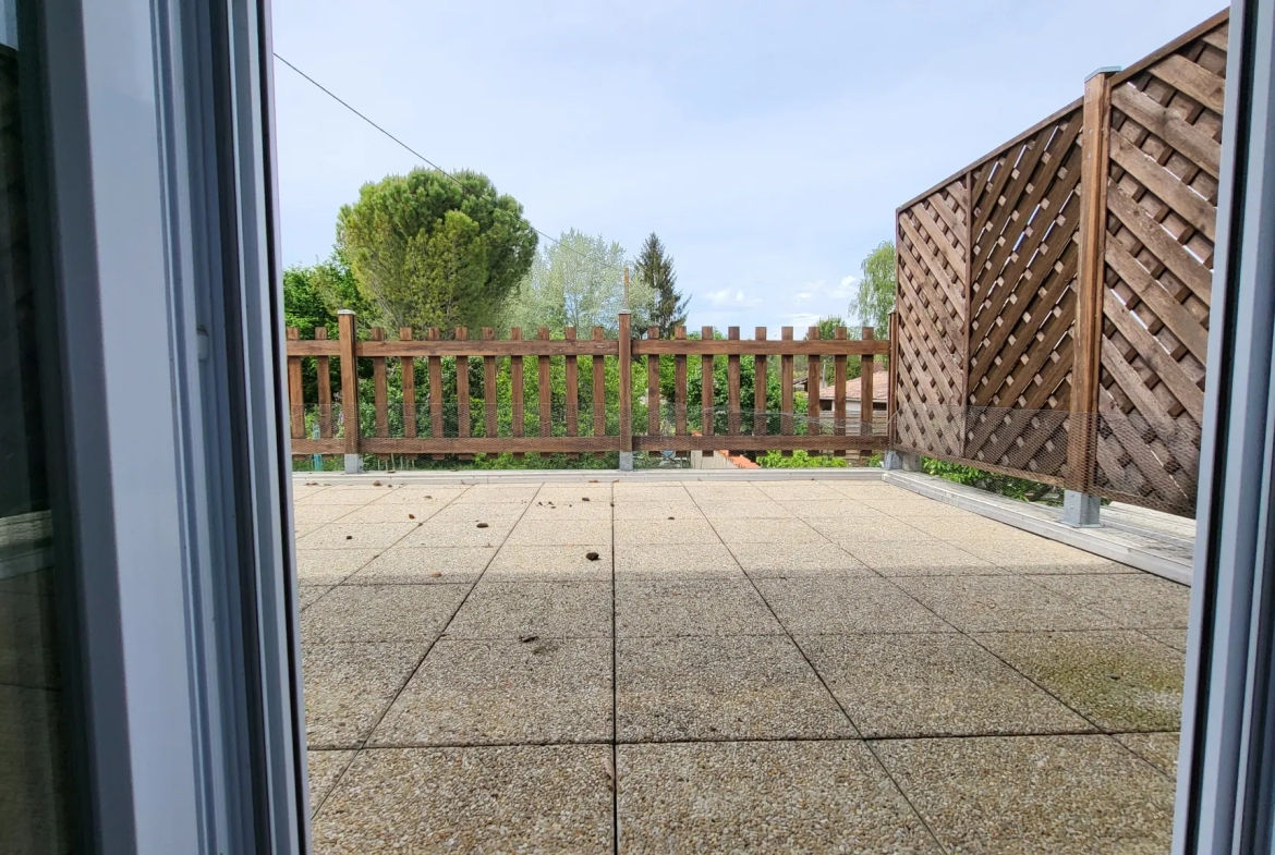Maison de ville avec joli jardin de 394 m2 arboré et fleuri en bord de rivière à La Couronne, Angoulème 