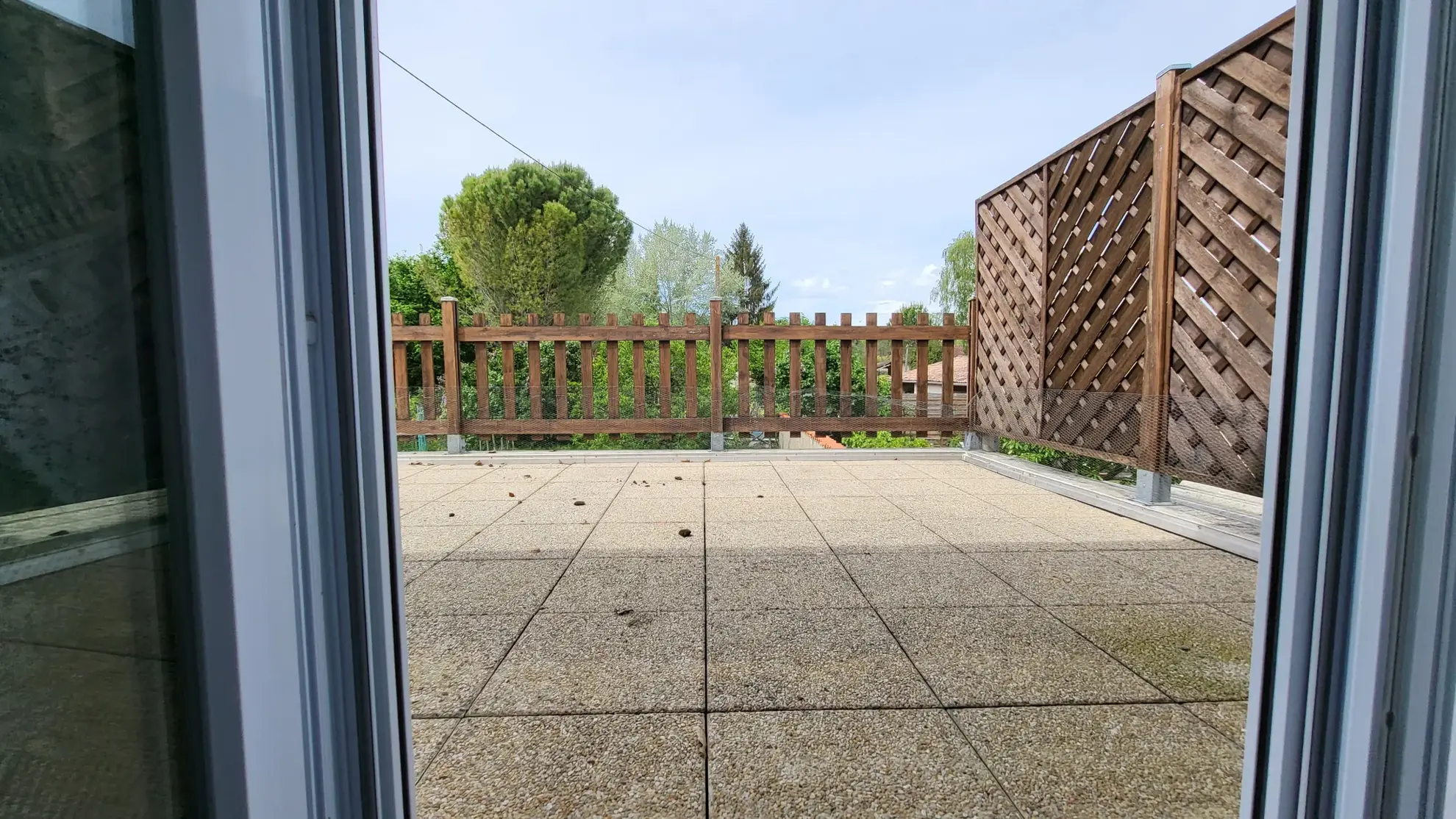 Maison de ville avec joli jardin de 394 m2 arboré et fleuri en bord de rivière à La Couronne, Angoulème 