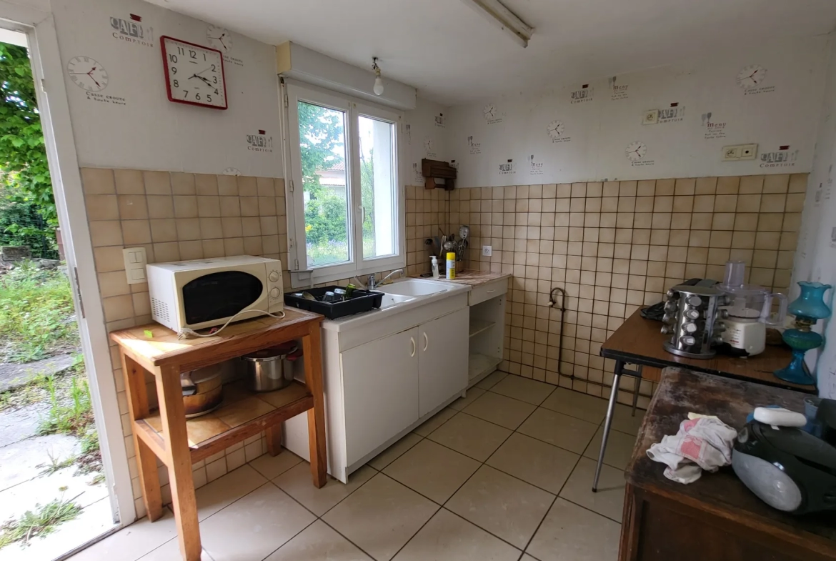 Maison de ville avec joli jardin de 394 m2 arboré et fleuri en bord de rivière à La Couronne, Angoulème 