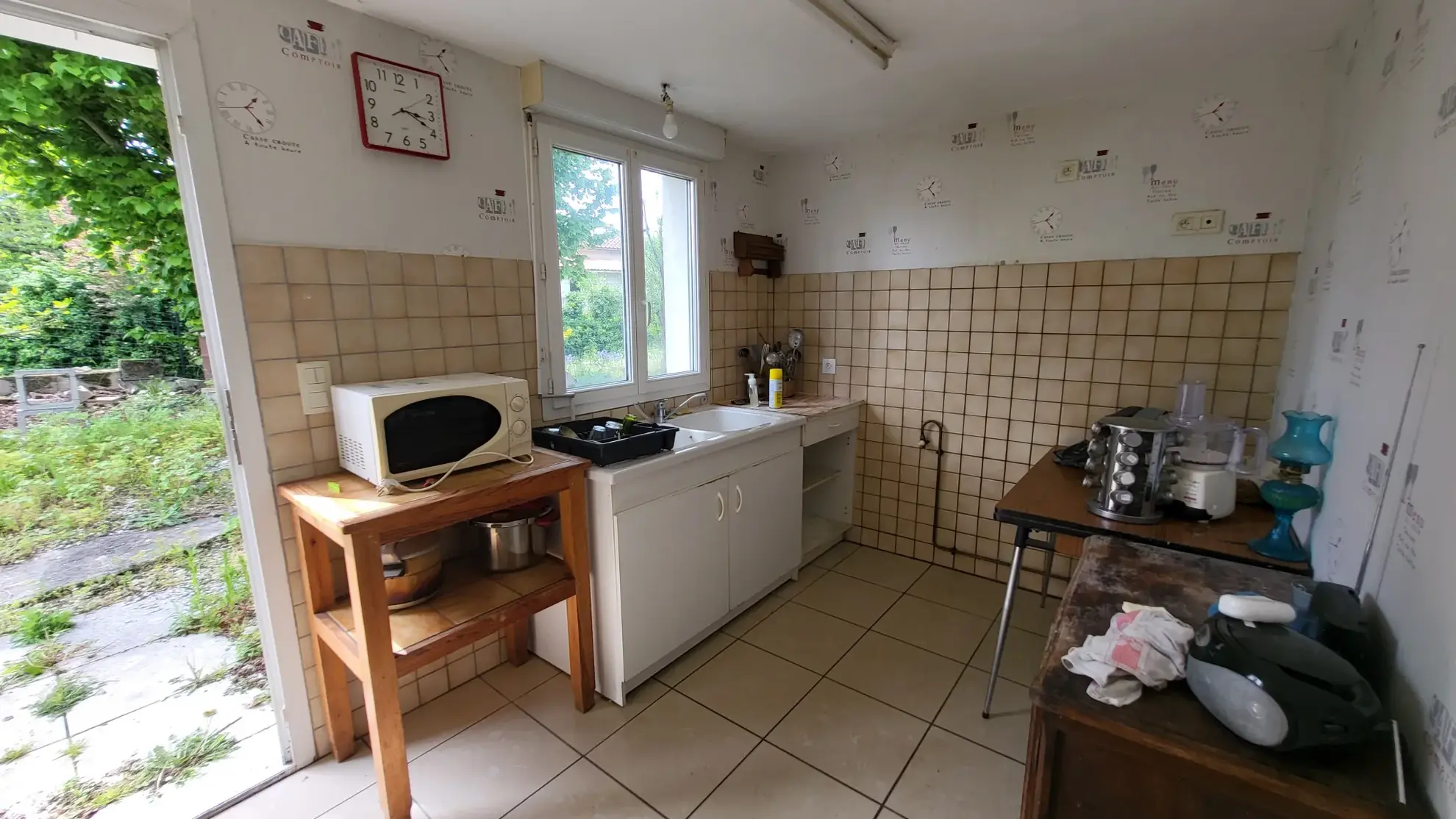 Maison de ville avec joli jardin de 394 m2 arboré et fleuri en bord de rivière à La Couronne, Angoulème 
