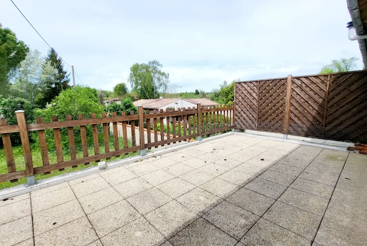 Maison de ville avec joli jardin de 394 m2 arboré et fleuri en bord de rivière à La Couronne, Angoulème 