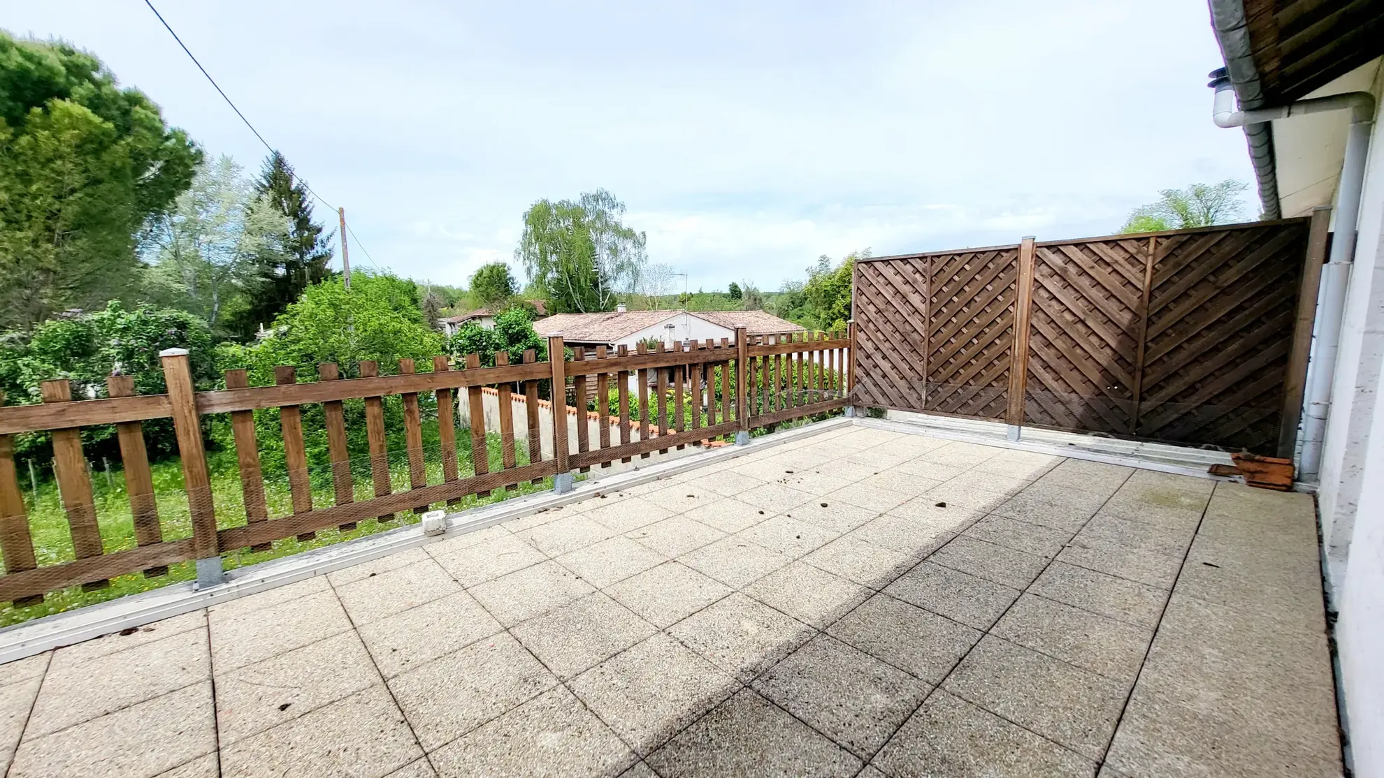 Maison de ville avec joli jardin de 394 m2 arboré et fleuri en bord de rivière à La Couronne, Angoulème 