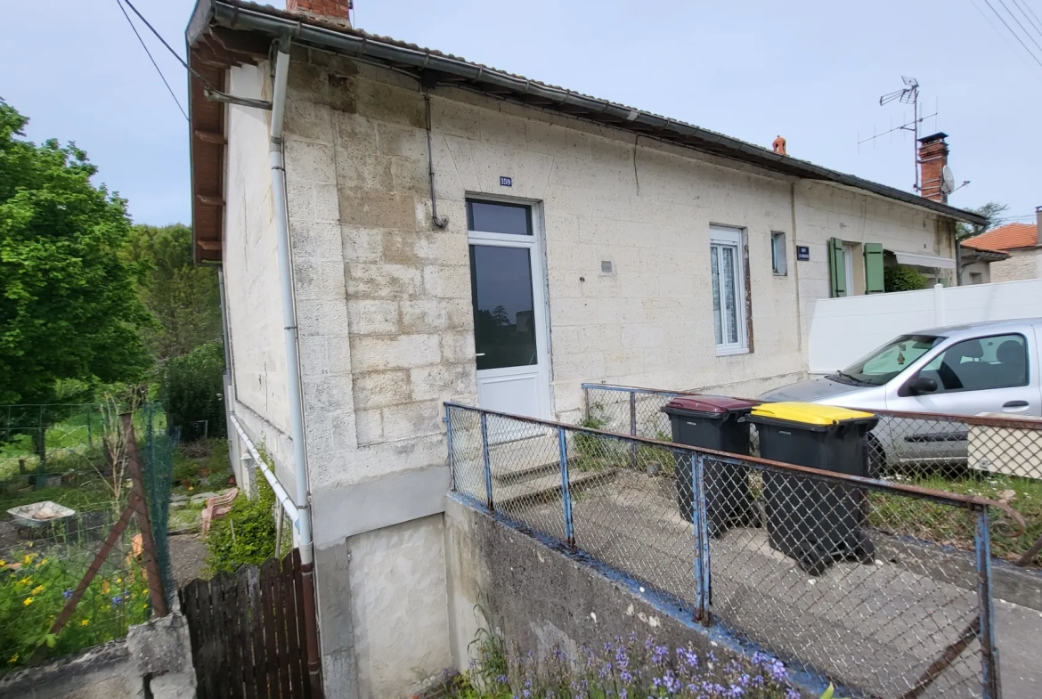 Maison de ville avec joli jardin de 394 m2 arboré et fleuri en bord de rivière à La Couronne, Angoulème 