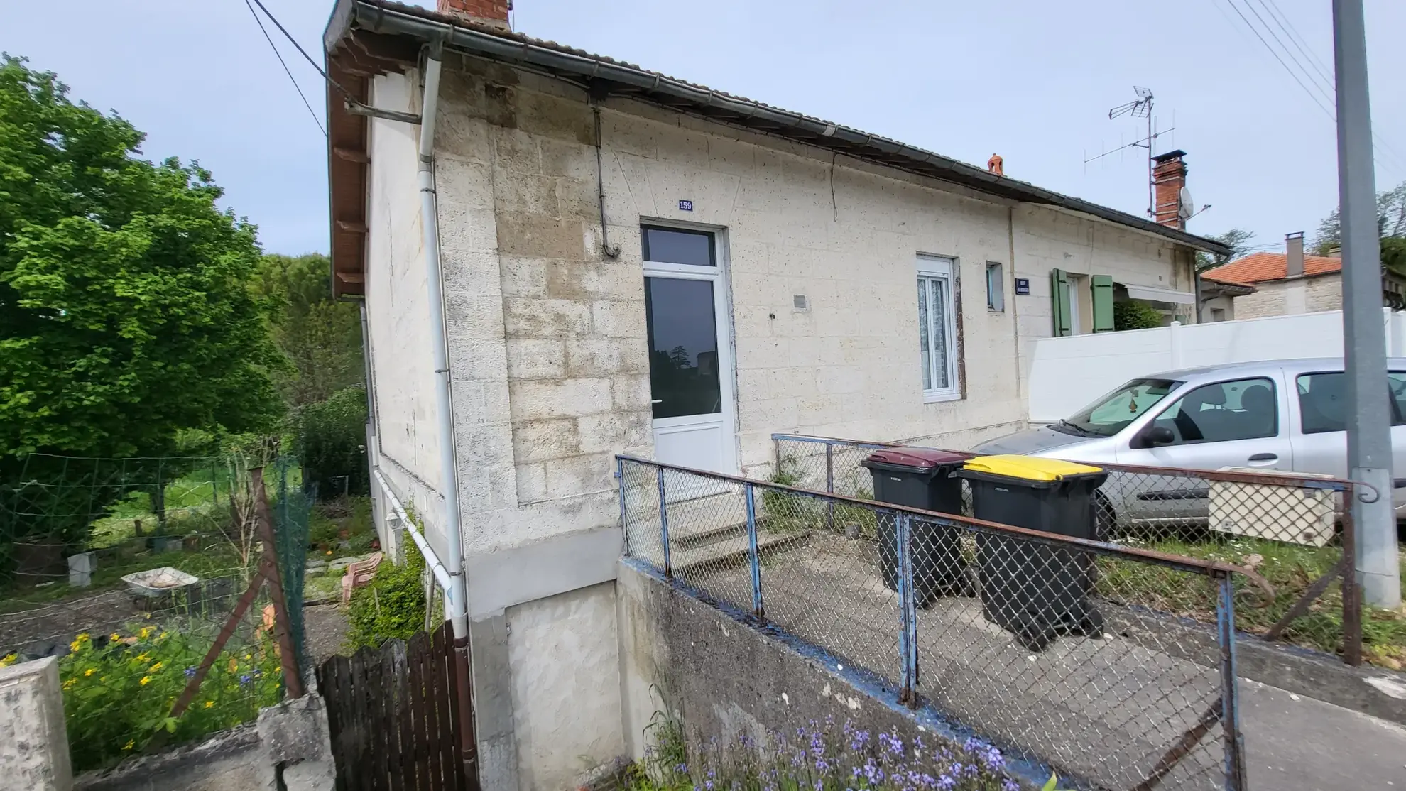 Maison de ville avec joli jardin de 394 m2 arboré et fleuri en bord de rivière à La Couronne, Angoulème 