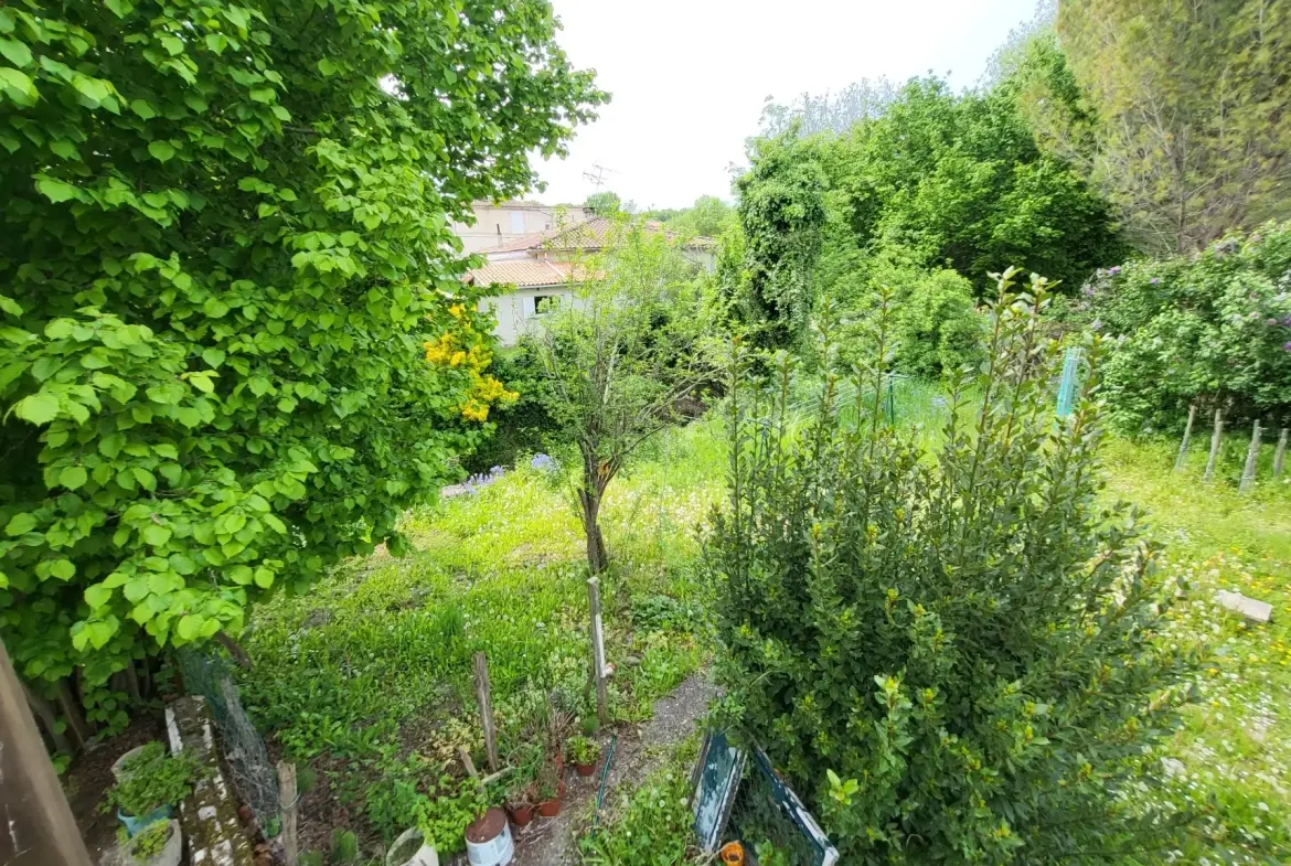 Maison de ville avec joli jardin de 394 m2 arboré et fleuri en bord de rivière à La Couronne, Angoulème 