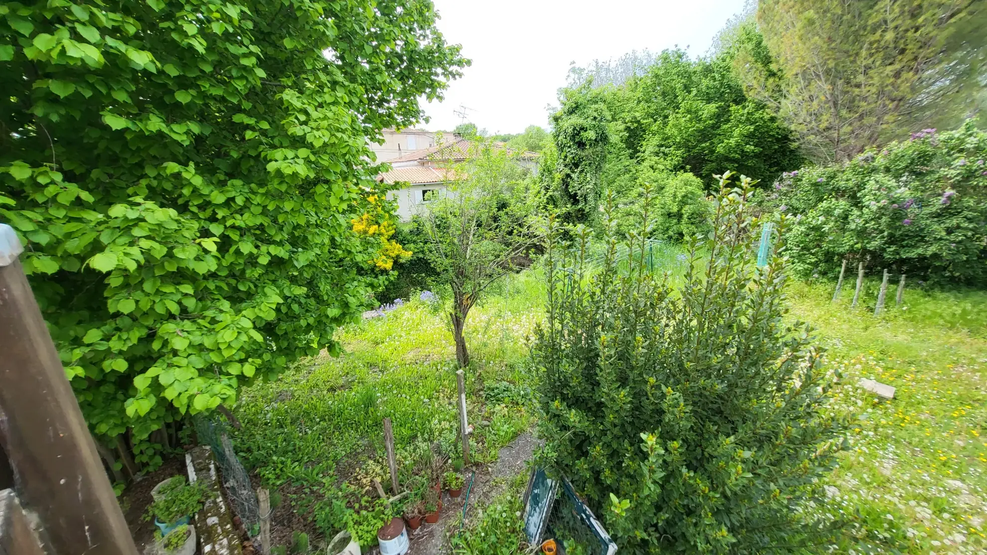 Maison de ville avec joli jardin de 394 m2 arboré et fleuri en bord de rivière à La Couronne, Angoulème 