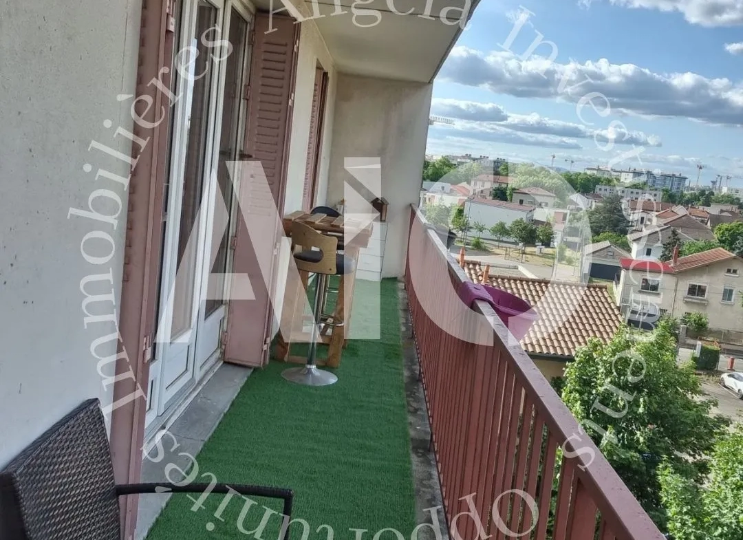 Grand appartement T4 dans la ville de Bron 