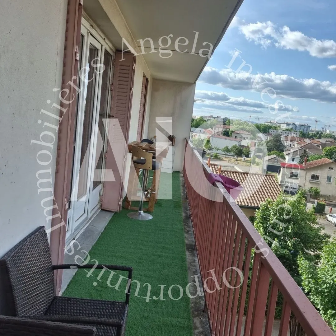 Grand appartement T4 dans la ville de Bron 