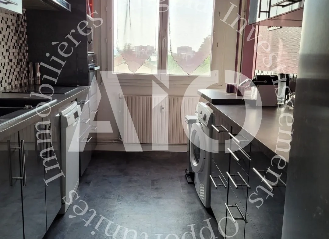Grand appartement T4 dans la ville de Bron 