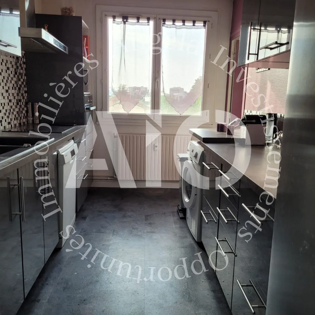 Grand appartement T4 dans la ville de Bron 