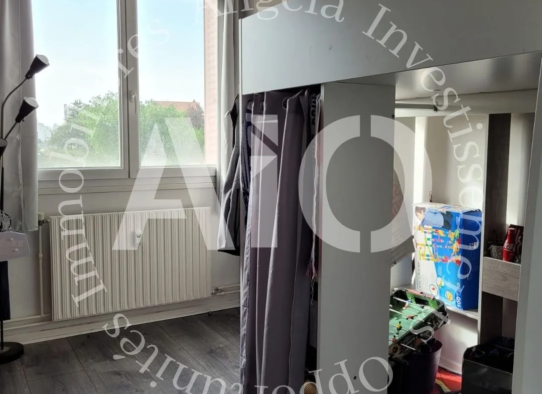 Grand appartement T4 dans la ville de Bron 