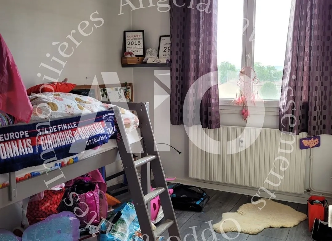 Grand appartement T4 dans la ville de Bron 