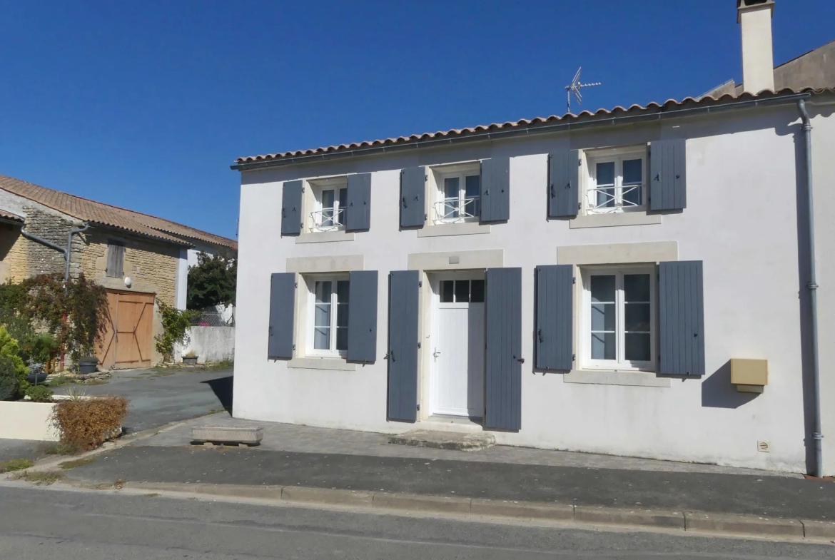 Maison de Village+Garage+Atelier et combles à Vandre 