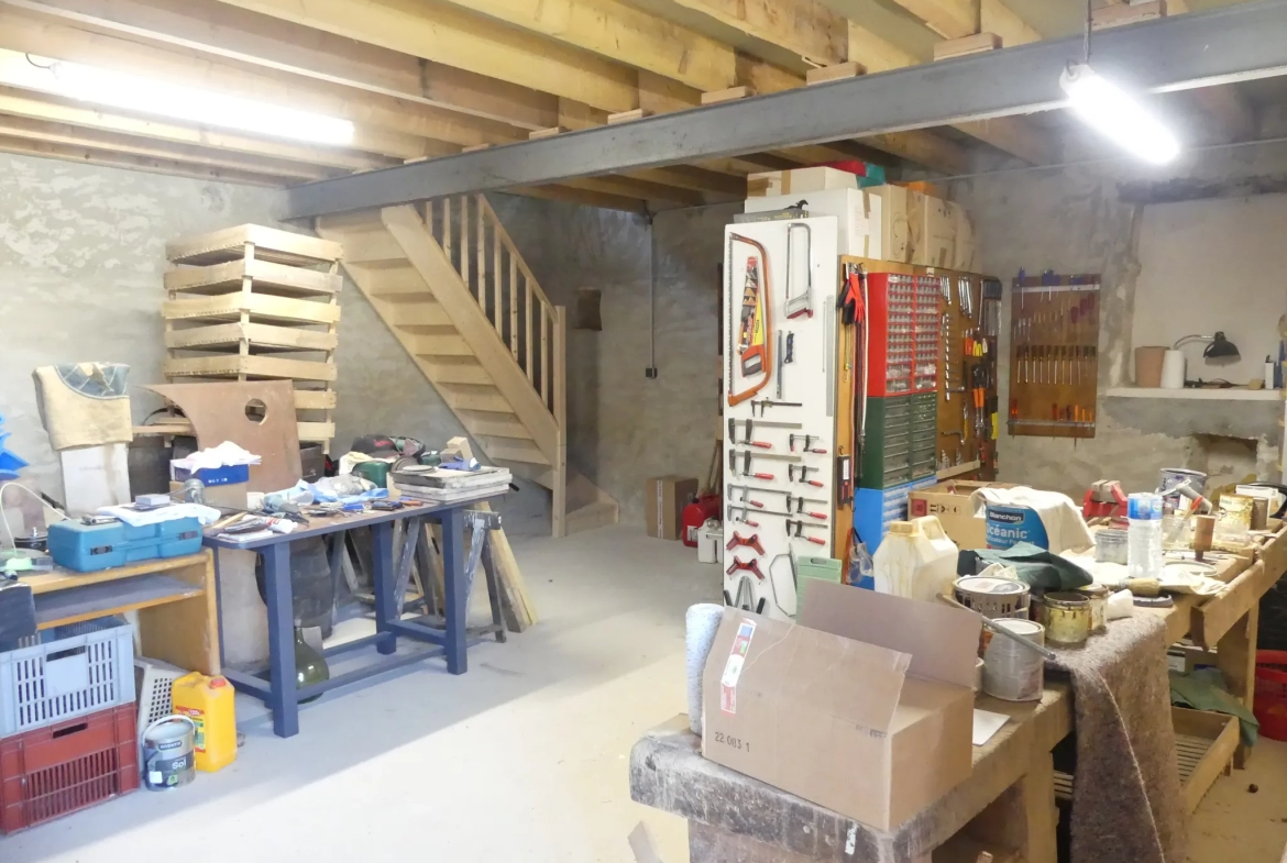 Maison de Village+Garage+Atelier et combles à Vandre 