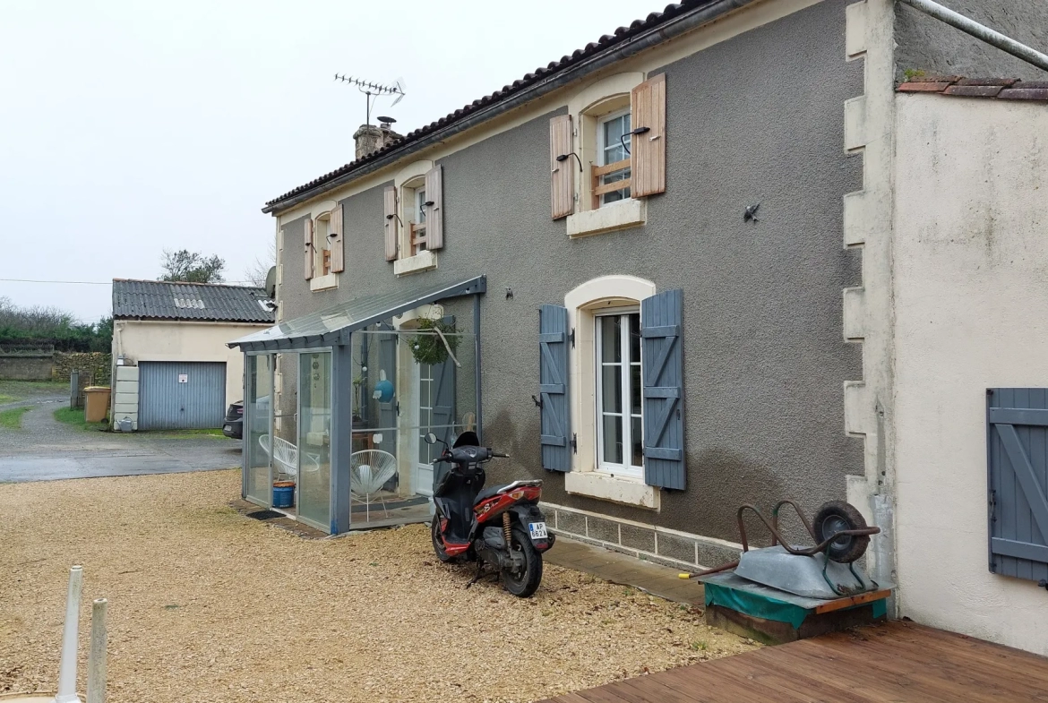 Maison rénovée à Vouille avec jardin et garage 
