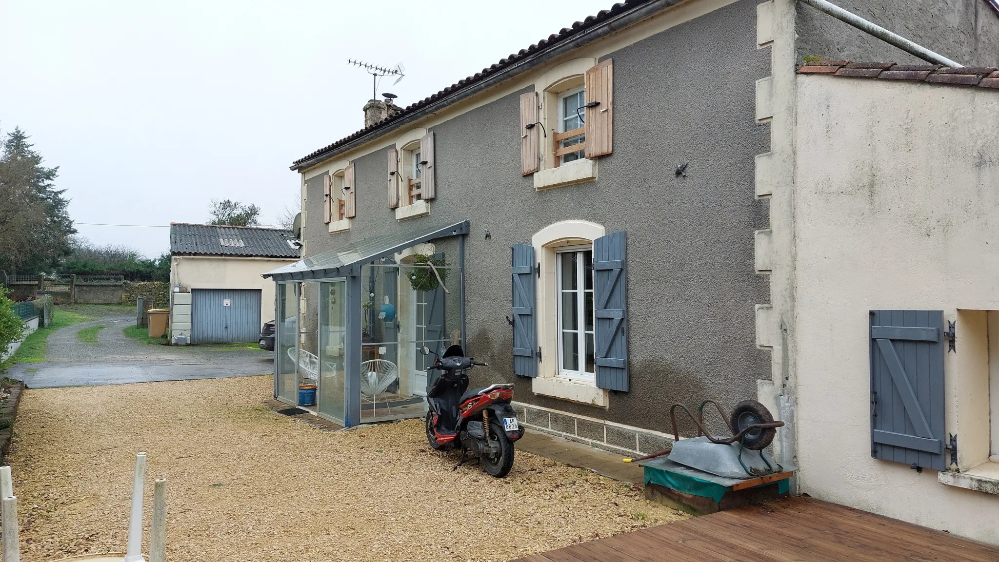 Maison rénovée à Vouille avec jardin et garage 