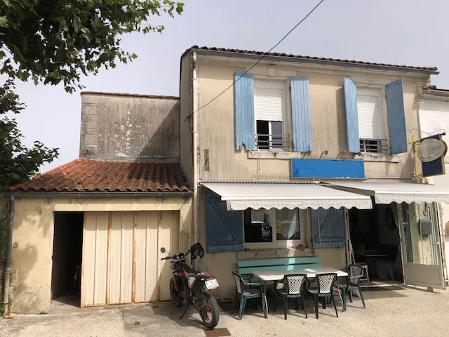 Fonds de commerce avec sa licence IV et/ou immeuble avec une vue imprenable depuis une belle terrasse 