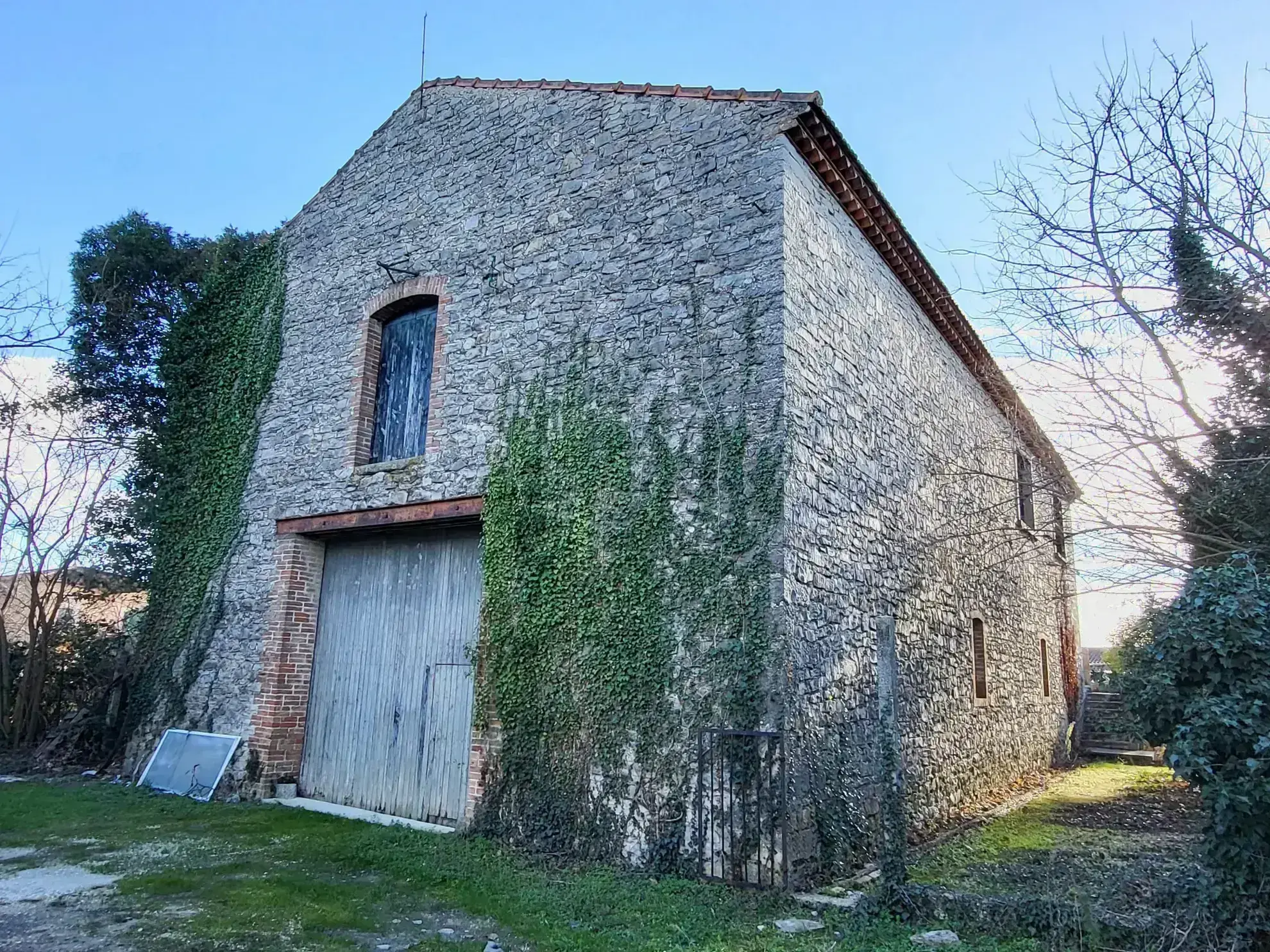 Charming Vineyard House for Sale in Sommières with Garage 