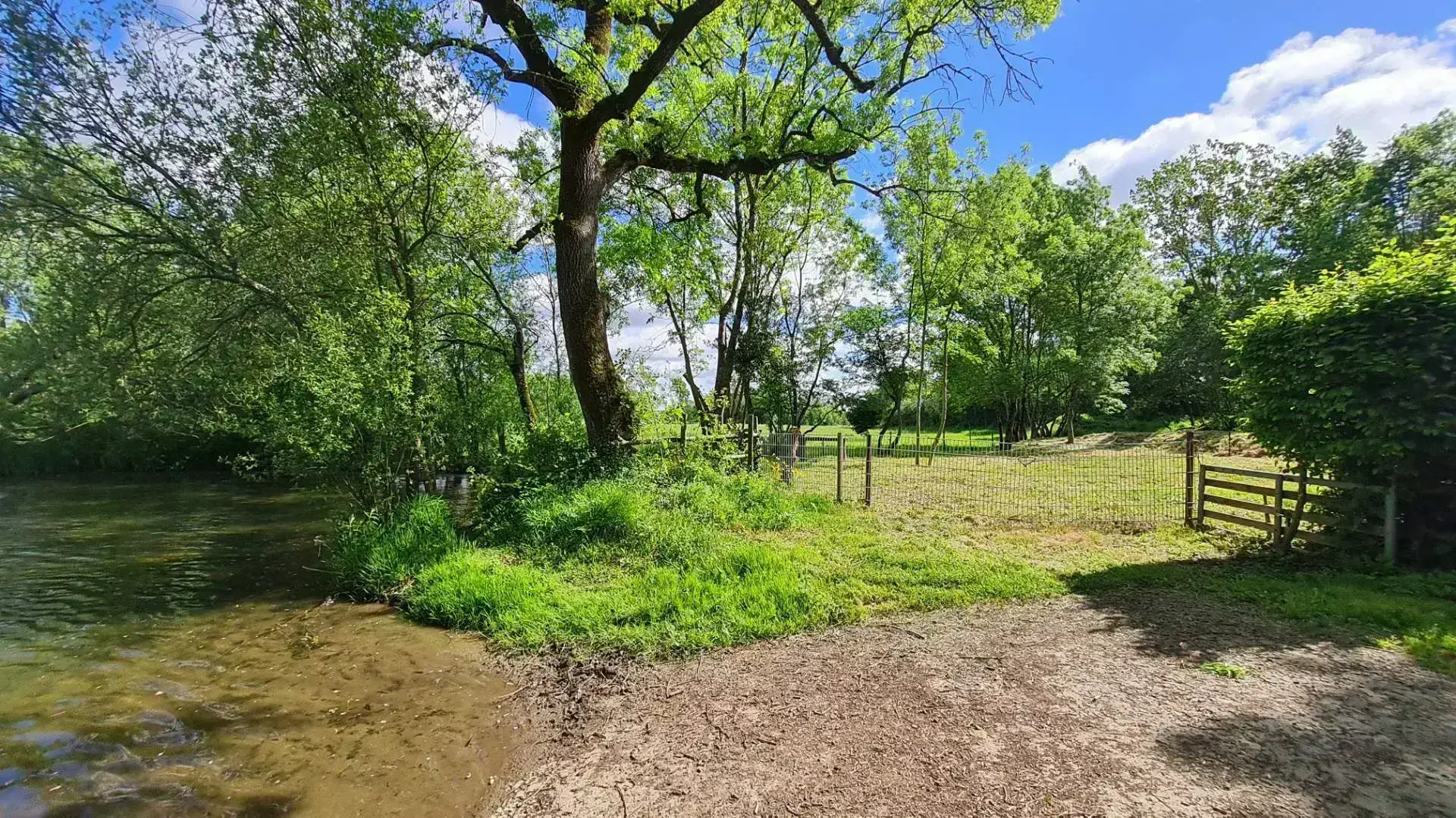 Agréable terrain de loisirs au bord du Lay 