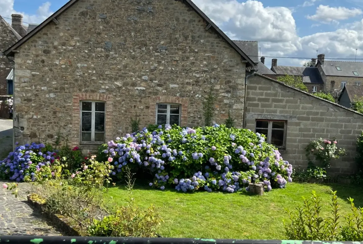 Maison 3 chambres avec dépendance 200m2 à Carrouges 