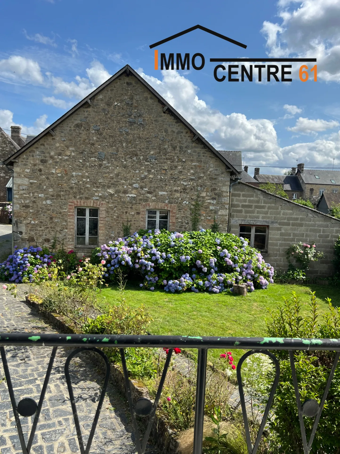 Maison 3 chambres avec dépendance 200m2 à Carrouges 