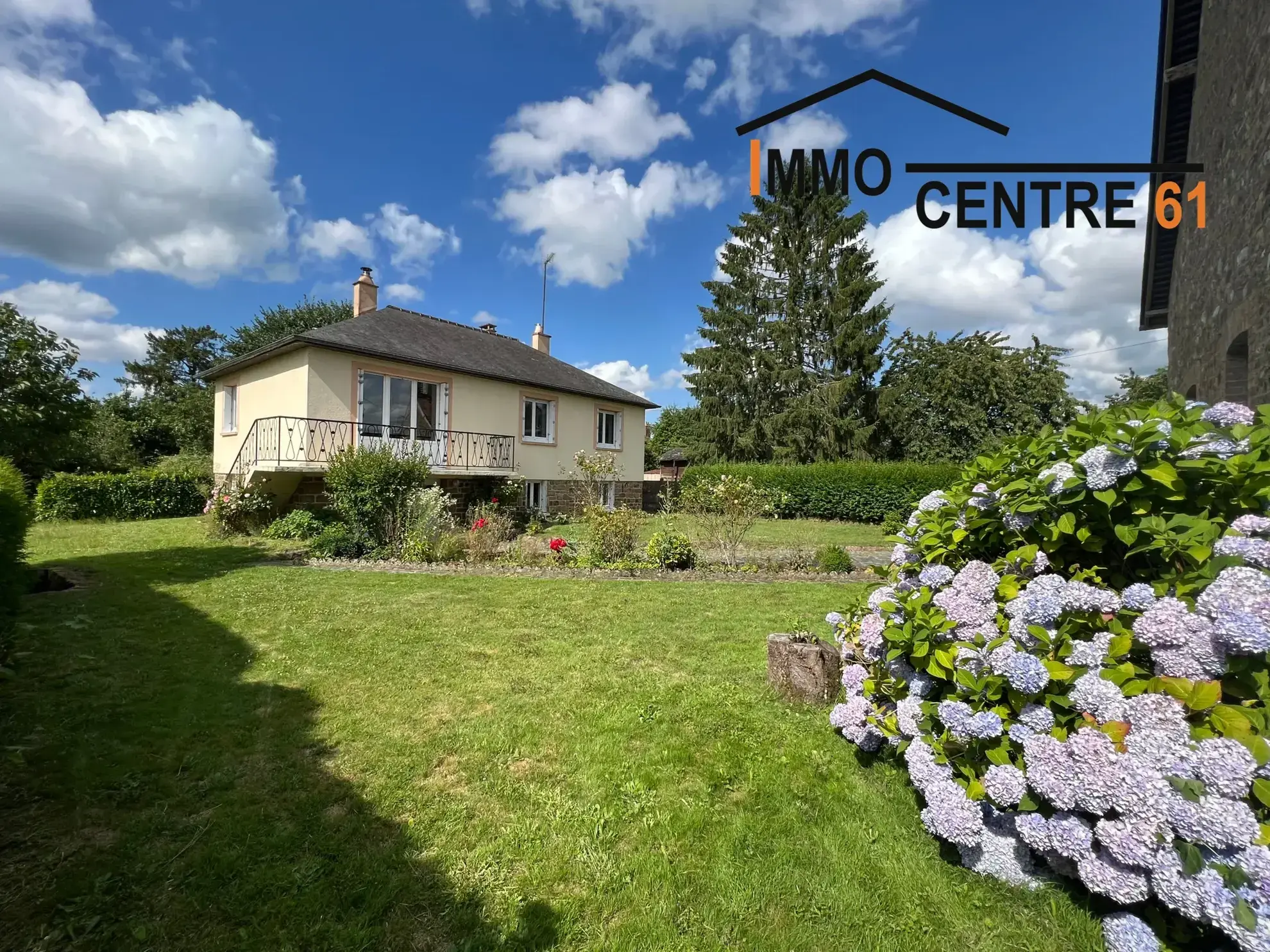 Maison 3 chambres avec dépendance 200m2 à Carrouges 