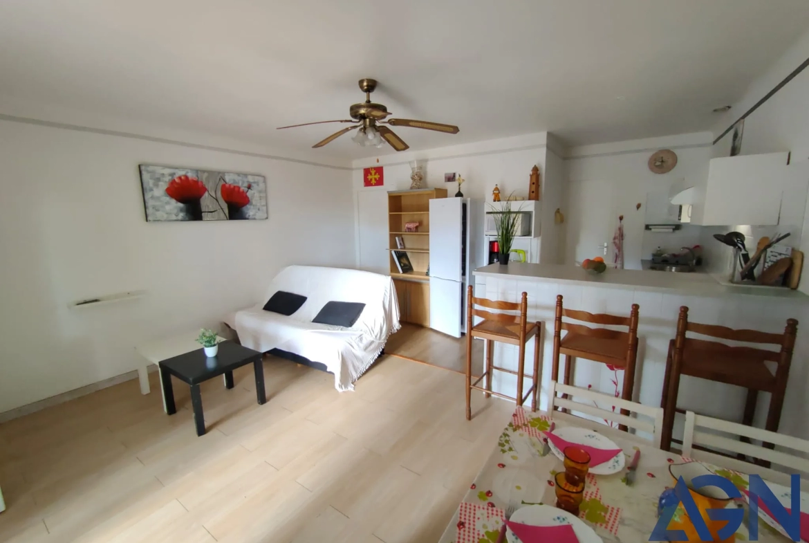 Appartement T2 en rez-de-chaussée à VIAS avec cour 