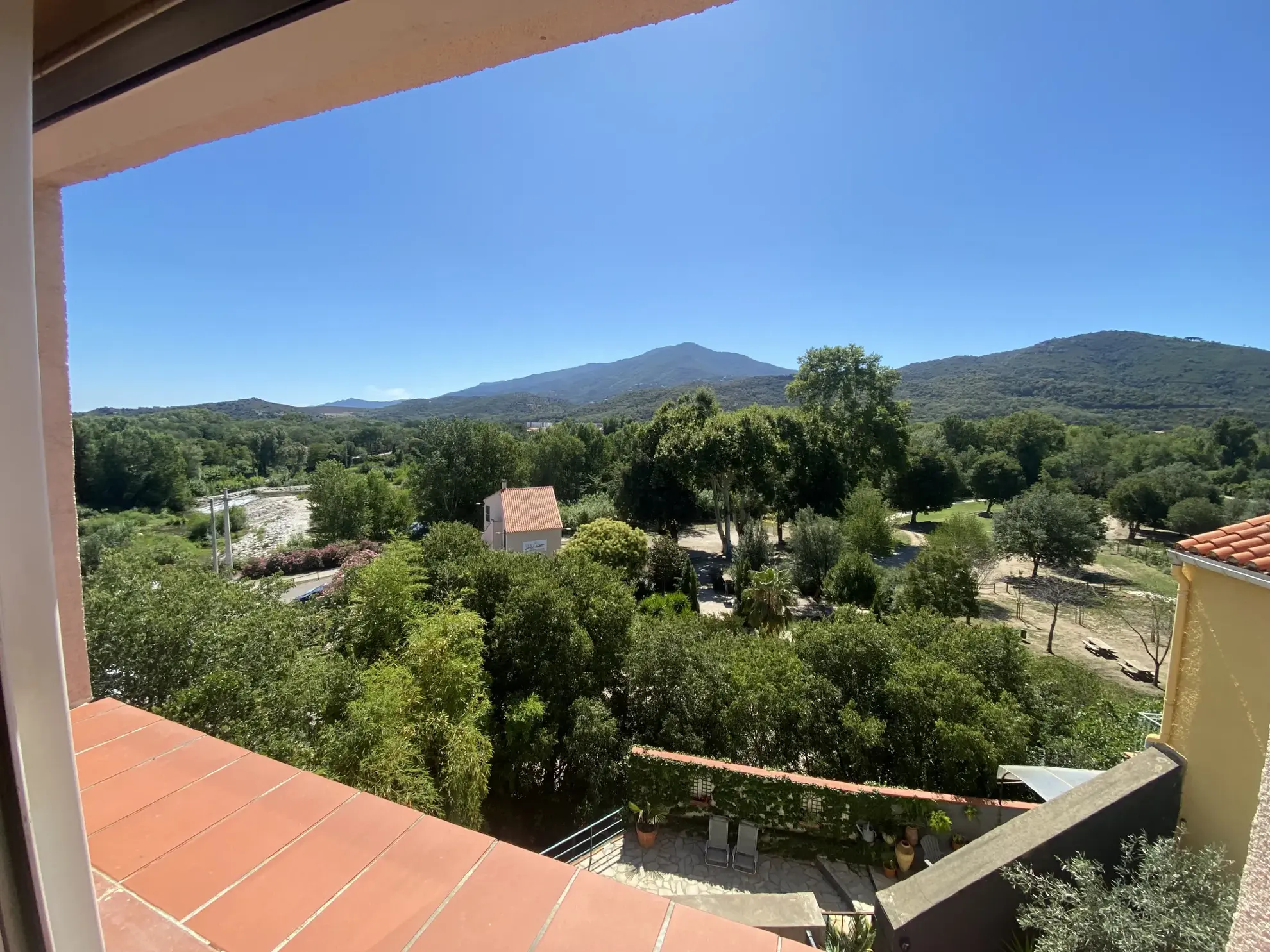 Appartement Charmant avec Vue sur les Montagnes au Boulou 
