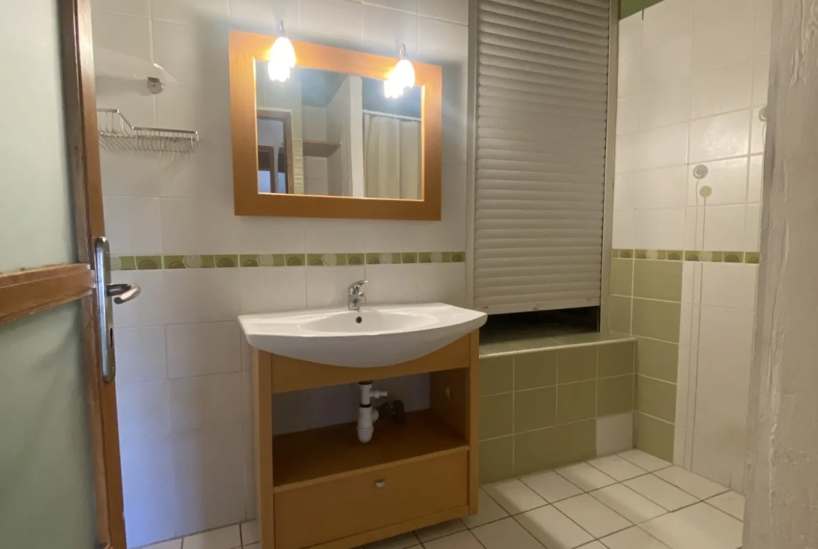 Appartement Charmant avec Vue sur les Montagnes au Boulou 